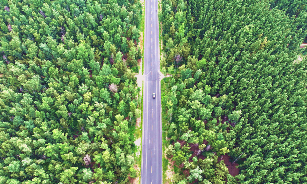 據悉，海南環島旅游公路是建設海南自貿港、創建國際旅游消費中心的先導性重大基礎設施項目，全線建成通車后，將有力推動海南旅游業實現跨越式發展，對于打造海南旅游新名片、新高地，推動海南自貿港成為國內國際雙循環重要樞紐，促進海南交通、旅游和經濟融合發展具有重要意義。