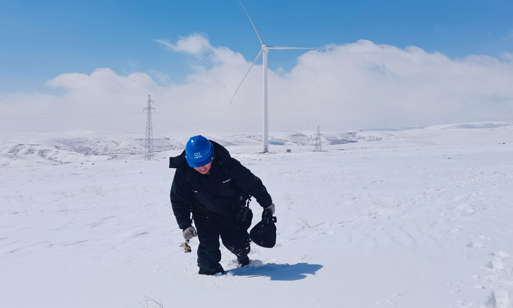 中國(guó)節(jié)能所屬風(fēng)電內(nèi)蒙古公司鄧家梁風(fēng)電場(chǎng)運(yùn)維人員開(kāi)展雪后巡檢工作。