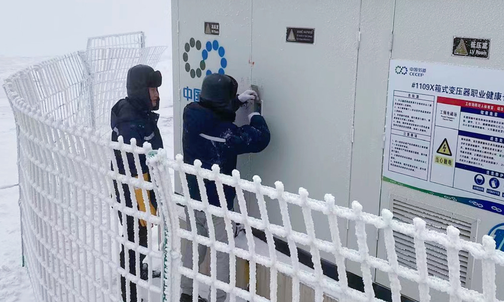 受大雪影響，中國(guó)節(jié)能所屬風(fēng)電西中區(qū)域公司定邊膠泥梁風(fēng)電場(chǎng)樊學(xué)變線路跳閘，維修人員第一時(shí)間趕到現(xiàn)場(chǎng)進(jìn)行箱變倒閘，保障供電。