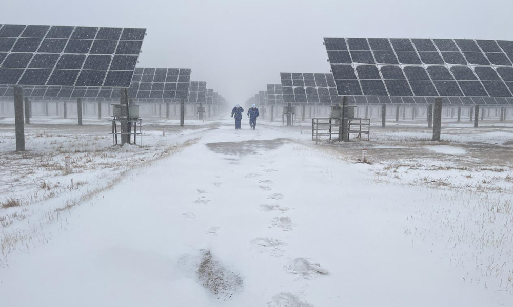 中國(guó)節(jié)能所屬太陽(yáng)能新疆區(qū)白城領(lǐng)跑者電站運(yùn)維人員冒雪巡檢線路。