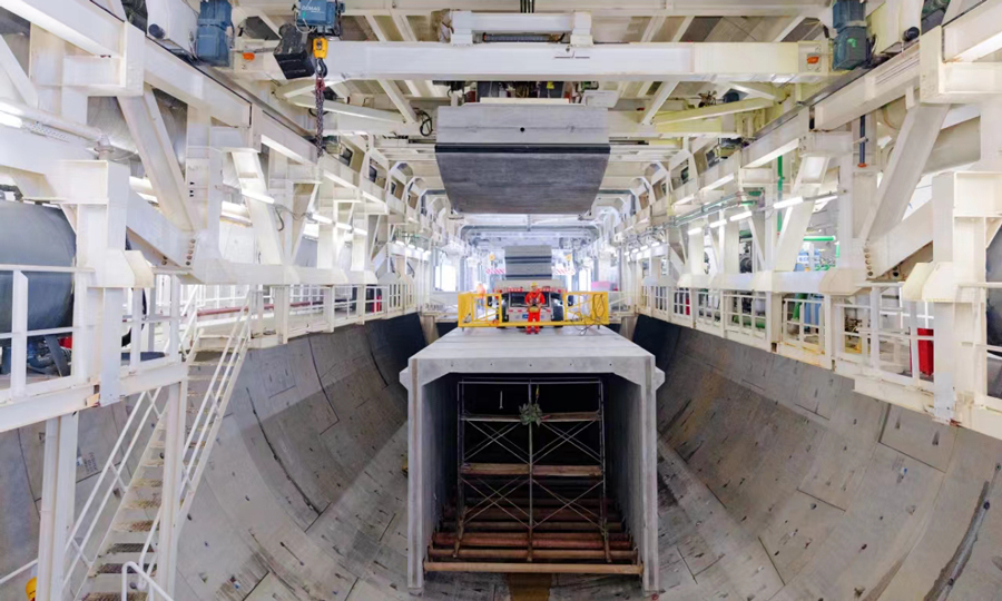 濟(jì)南黃河濟(jì)濼路北延工程，起自濟(jì)濼路隧道敞開段，終點(diǎn)至國道308線，全長4383米，設(shè)計(jì)為公軌合建雙洞隧道，上層為雙向六車道公路，下層預(yù)留軌道交通空間。以盾構(gòu)隧道方式下穿邯濟(jì)鐵路、鵲山水庫，盾構(gòu)段長2045米，管片外徑15.2米，盾構(gòu)機(jī)刀盤開挖直徑15.76米，為目前國內(nèi)在建最大直徑公軌合建隧道。圖為隧道施工現(xiàn)場。