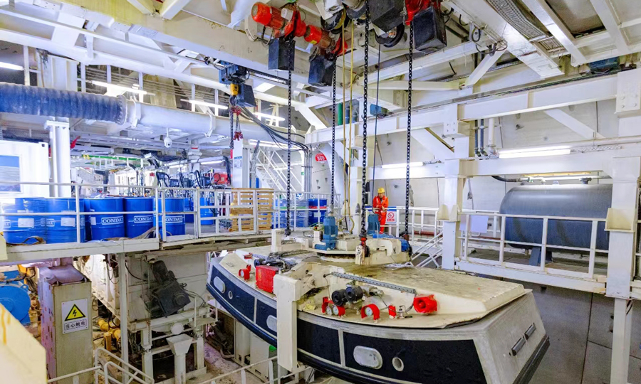 工程具有深基坑、淺覆土、大直徑、長距離、高風(fēng)險(xiǎn)等特點(diǎn)。中鐵十四局項(xiàng)目團(tuán)隊(duì)對(duì)盾構(gòu)機(jī)刀盤、沖刷系統(tǒng)等進(jìn)行了針對(duì)性升級(jí)和優(yōu)化，工效提升了20%，最高日進(jìn)尺18米，最高月進(jìn)尺332米，成型隧道不滲不漏，內(nèi)實(shí)外美。圖為隧道內(nèi)管片轉(zhuǎn)運(yùn)現(xiàn)場。