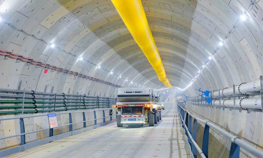 濟(jì)南黃河濟(jì)濼路北延隧道工程是深入落實(shí)黃河流域生態(tài)保護(hù)和高質(zhì)量發(fā)展國家戰(zhàn)略的重要交通工程，也是連通濟(jì)南市主城區(qū)和新舊動(dòng)能轉(zhuǎn)換起步區(qū)的重要紐帶。工程建成后，將進(jìn)一步優(yōu)化黃河兩岸交通布局，有力服務(wù)城市空間拓展，推動(dòng)濟(jì)南“攜河北跨”戰(zhàn)略的實(shí)施。未來，市民從濟(jì)南城市副中心到主城區(qū)，駕車10分鐘左右可達(dá)。圖為成型后的隧道內(nèi)景。