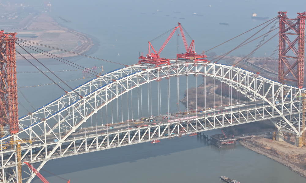近日，中國中鐵承建的一批重點橋梁工程不斷掀起建設熱潮，實現了2024年良好開局。圖為1月12日，中國中鐵旗下中鐵大橋局承建的常泰長江大橋錄安洲專用航道橋合龍。常泰長江大橋是世界首座集高速公路、城際鐵路和普通公路為一體的過江通道，連接江蘇常州與泰州兩市。該橋于2019年10月全面開工建設，計劃2025年上半年建成。