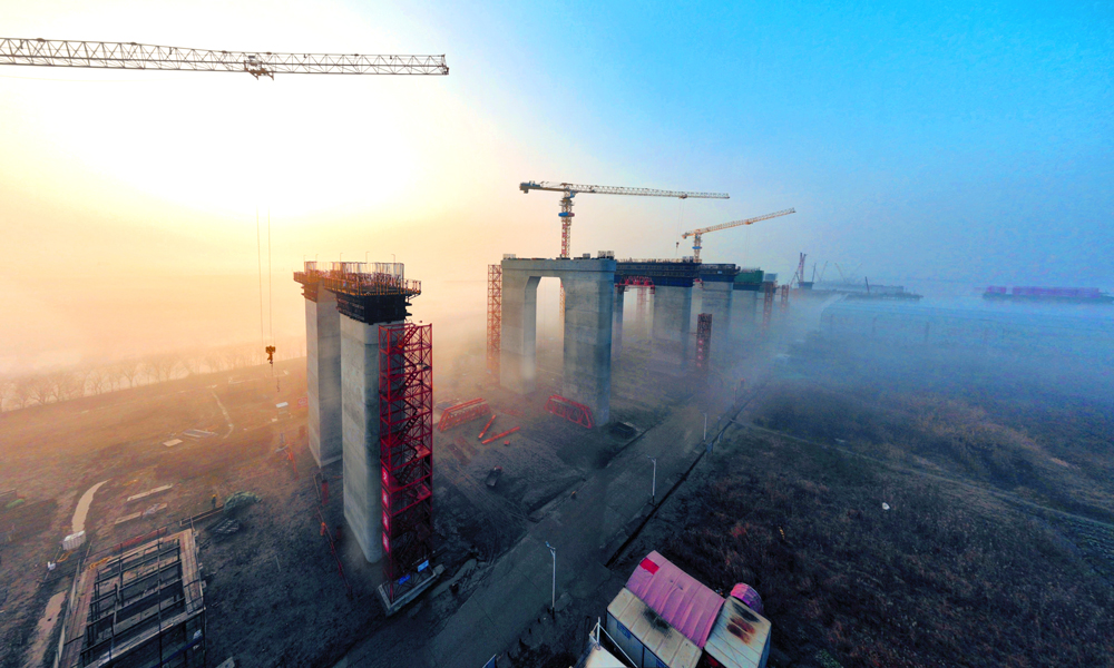 1月10日，中鐵大橋局參建的滬渝蓉鐵路崇啟公鐵長江大橋北引橋主塔3號墩、4號墩封底排水大節點圓滿完成，作業人員正在加緊進行清淤、護筒切割、樁頭鑿除等作業。該橋采用2線高鐵+2線城際+6車道公路布置，主跨為400米雙塔雙索面鋼桁結合梁斜拉橋，是在建世界最大跨度雙塔雙索面公鐵兩用無砟軌道斜拉橋。