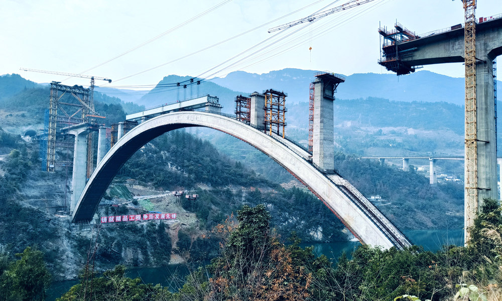 1月10日，中鐵大橋局承建的渝湘高鐵重慶至黔江段黃草烏江雙線大橋拱上鋼梁第1聯第3節段架設完成。該橋位于重慶市武隆區江口鎮銀盤電站庫區，橫跨烏江，全長593.65米，主跨275米，是一座上承式勁性骨架鋼筋混凝土拱橋，拱上鋼梁共計3聯，分成9個節段架設，目前已架設完成4個節段，預計月底完成全部鋼梁架設。