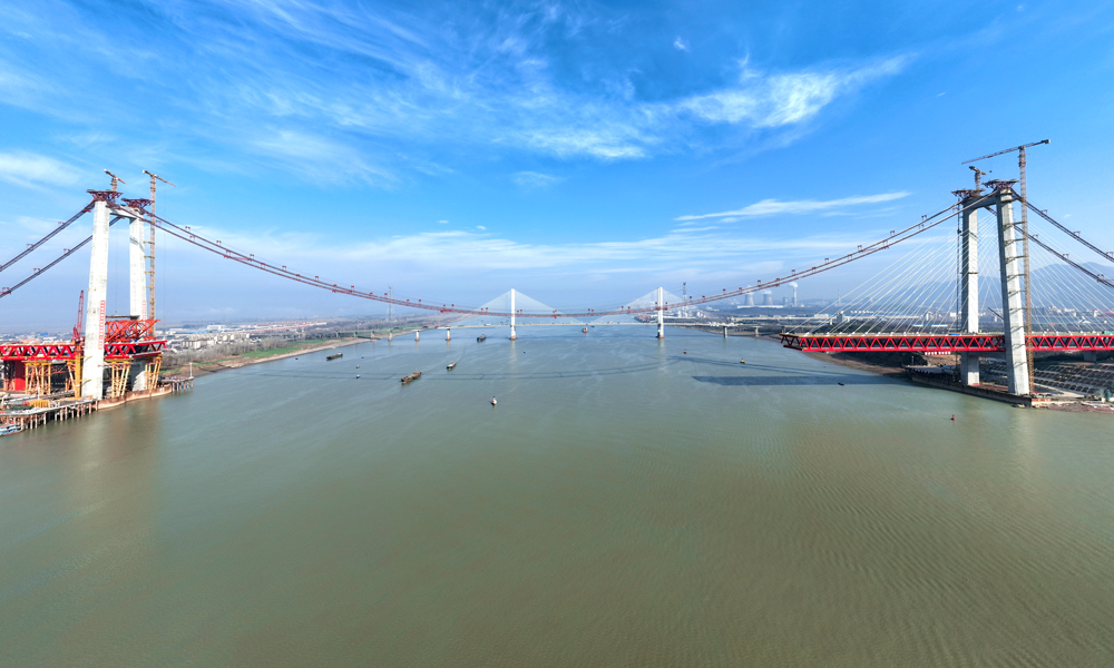 截至1月9日，中鐵大橋局參建的G3銅陵長江公鐵大橋3號主墩完成75根主纜架設，鐵路現澆梁完成25片，公路現澆梁完成14片，目前正在架設3號墩邊跨第9節段鋼梁；4號主墩塔柱和鋼梁正在進行附屬安裝；合建段南引橋累計完成鐵路墩身14個、公路墩身10個、公路立柱12個、鐵路梁23孔、公路梁10節段。