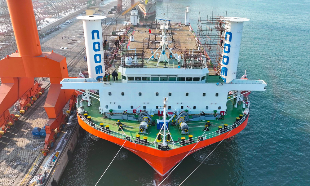 近日，中國海油發布消息，我國自主研發制造的亞洲首套船用風力旋筒助推系統成功投用，標志著我國船舶動力技術獲突破，在商用船舶旋筒風帆系統技術領域實現零的突破，對于推動船舶運輸行業綠色低碳發展具有重要示范意義。圖為我國自主研發制造的亞洲首套船用風力旋筒助推系統加裝在“海洋石油226”甲板前部兩側。楊云展 攝