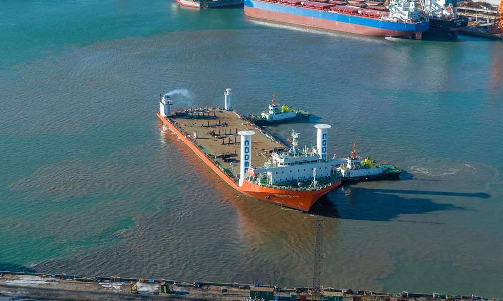 旋筒風帆系統是利用風能來驅動船舶的新技術，通過電機驅動旋筒旋轉，產生與來風方向垂直的推力。本次投用的旋筒風帆系統安裝于萬噸級大型甲板運輸船“海洋石油226”甲板前部兩側，由復合材料外筒、鋼質內塔、電機、底座等構成，設計高度18米，直徑4米，單體重40噸，最大轉速 200轉/分鐘，可在零下25攝氏度環境下工作，適用于全球緯度最低的結冰海域。圖為“海洋石油226”船加裝船用風力旋筒助推系統后試航。楊云展 攝