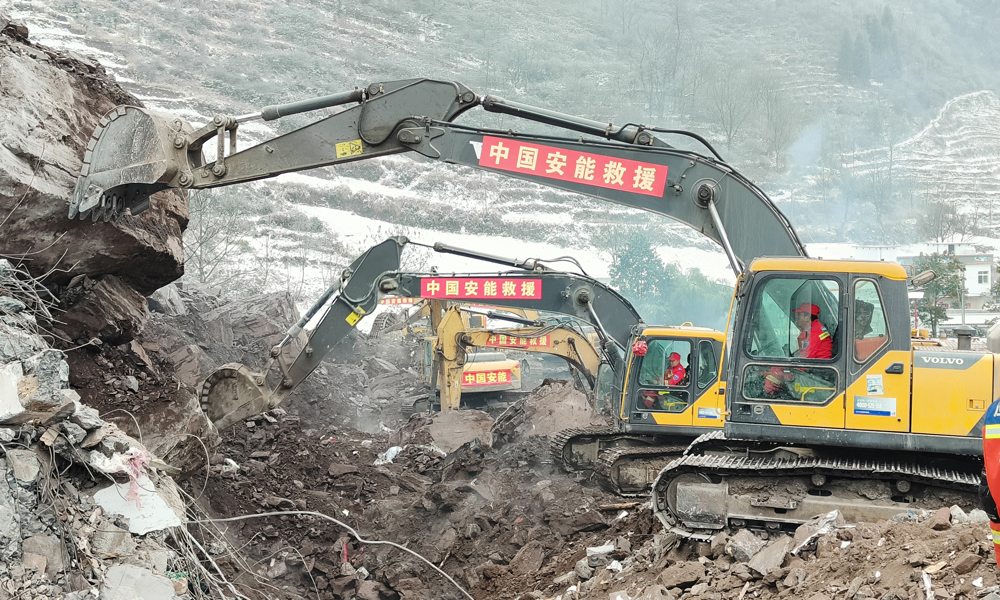 中國安能救援隊主要負(fù)責(zé)崩塌體開挖、轉(zhuǎn)渣及人員搜救等救援任務(wù)。根據(jù)現(xiàn)場情況，救援隊員們采用“雙向推進、滾動翻挖、前緣優(yōu)先、精準(zhǔn)搜救”戰(zhàn)法，利用挖掘機等重型機械設(shè)備進行開挖，24小時倒班作業(yè)，搜尋失聯(lián)人員。