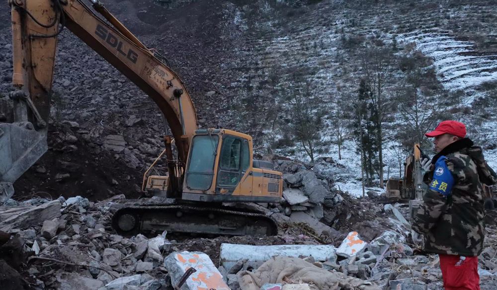 針對現(xiàn)場存在的大體積塊石，中國安能救援隊調(diào)用破碎錘等裝備，進行液壓分解破碎處置。滑坡山體的頂部仍存在不穩(wěn)定的危巖體和圍巖，為避免可能出現(xiàn)的二次滑坡傷害，中國安能救援隊安排專職安全人員對塌方山體不間斷地開展安全監(jiān)測，制定了應(yīng)急疏散方案，并組織開展了緊急避險演練。