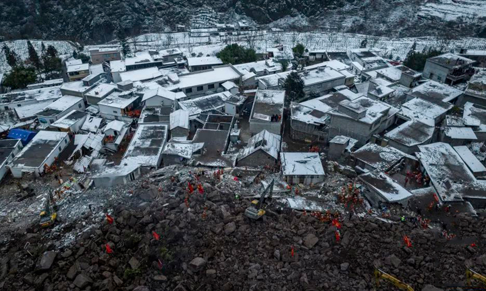 截至24日17時，現(xiàn)場已搜救到34人，均無生命體征，災(zāi)害已造成34人遇難10人失聯(lián)。目前，救援工作仍在緊張有序進行。