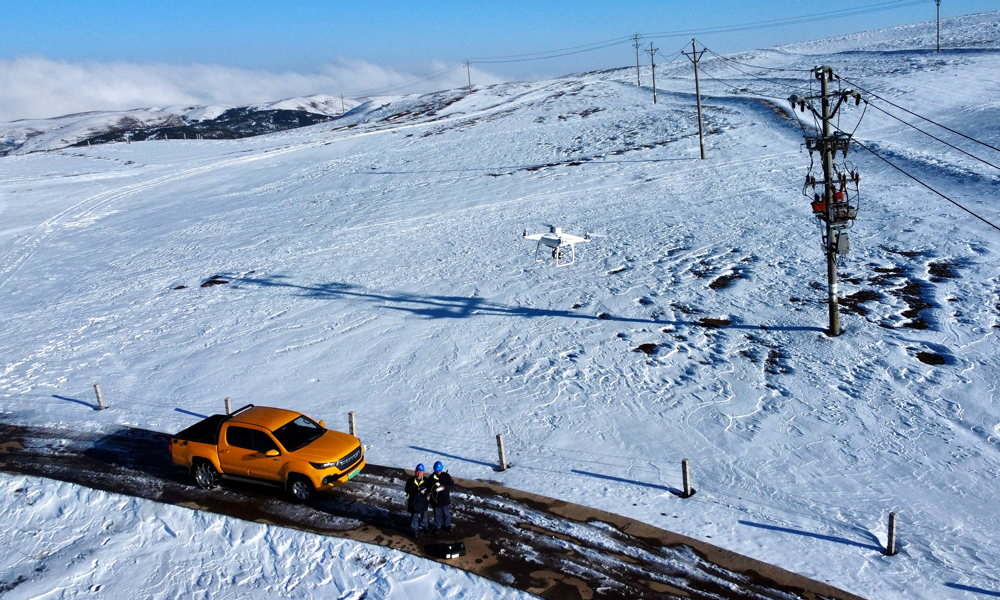 南方電網(wǎng)依托2008年開始建設(shè)完善的覆冰在線監(jiān)測(cè)系統(tǒng)，通過在線監(jiān)測(cè)與人工觀冰、無人機(jī)巡視相結(jié)合的方式，實(shí)時(shí)監(jiān)測(cè)低溫天氣對(duì)輸配電線路帶來的影響，及時(shí)開展融冰、除冰工作。連日來，南方電網(wǎng)公司累計(jì)出動(dòng)人員7500多人次、搶修車輛2636臺(tái)次、應(yīng)急發(fā)電機(jī)627臺(tái)次、應(yīng)急發(fā)電車11臺(tái)次、無人機(jī)241架次開展防冰應(yīng)急處置工作。圖為1月23日，南方電網(wǎng)云南昭通昭陽供電局大山包供電所對(duì)位于海拔3200米的10千伏跳蹲河線開展巡視。