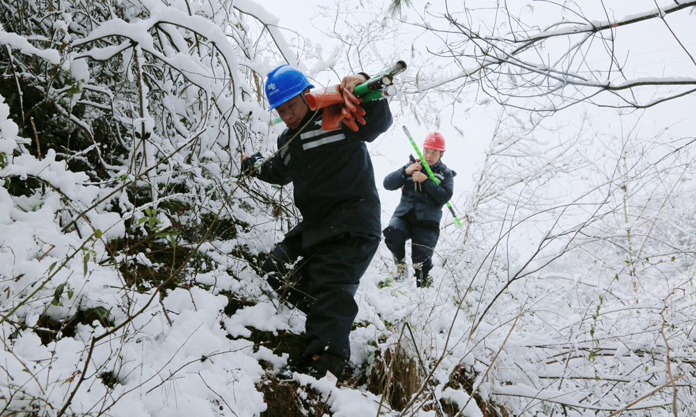 1月22日，南方電網(wǎng)貴州銅仁碧江供電局工作人員對(duì)線路開展拉網(wǎng)式巡視排查、線路通道清理等工作。