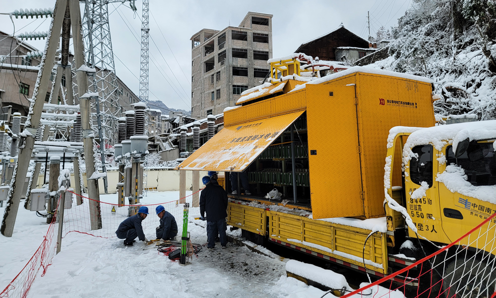 1月22日，南方電網(wǎng)貴州凱里供電局工作人員開展車載直流融冰作業(yè)。