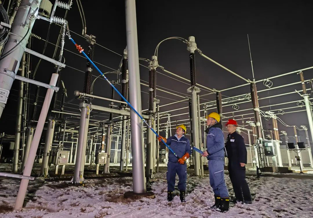 1月22日，南方電網(wǎng)廣西桂林供電局工作人員通過遠(yuǎn)程及現(xiàn)場(chǎng)操作，調(diào)整融冰裝置方式，分別對(duì)線路的導(dǎo)線、光纜及地線進(jìn)行融冰。