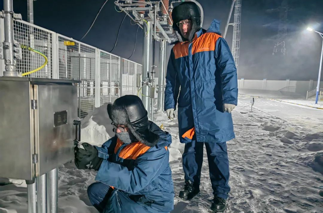 中廣核新疆吉木乃源網荷儲一體化項目團隊頂著刺骨寒風，開展送電前各項準備工作，確保項目順利并網。
