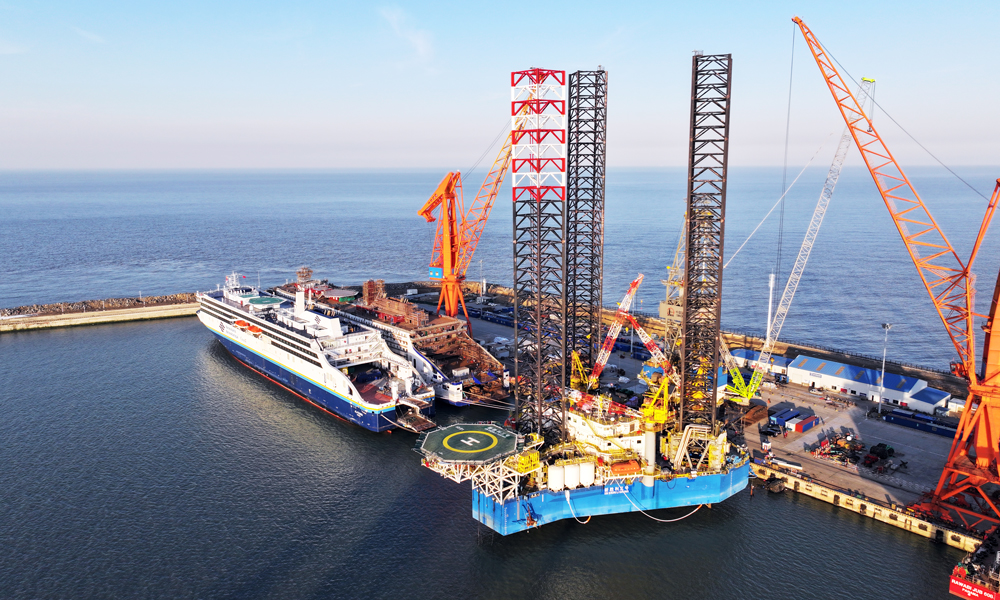 近日，中國(guó)石化勝利石油工程公司新勝利三號(hào)鉆井平臺(tái)正式竣工交付。該平臺(tái)最大作業(yè)水深106.7米，最大鉆井深度9000米。