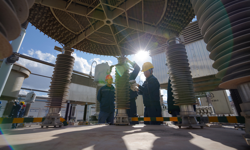 據(jù)了解，南方電網(wǎng)超高壓公司大理局針對本次檢修，組織近300人對全站設(shè)備及輸電線路開展共計104項任務(wù)的系統(tǒng)檢修與維護(hù)，檢修結(jié)束后，將有效提升設(shè)備健康水平，保障西電東送“大動脈”安全穩(wěn)定運行。圖為南方電網(wǎng)超高壓公司大理局檢修人員在500千伏第一大組交流濾波器場開展相關(guān)設(shè)備斷復(fù)引工作。