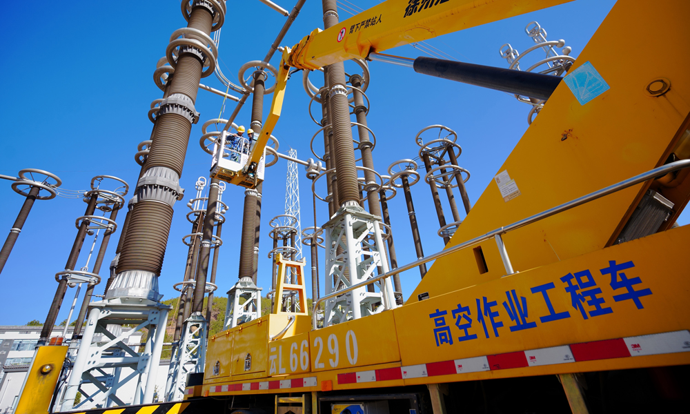 南方電網(wǎng)超高壓公司大理局運維人員在極1直流線路F5避雷器靠出線側(cè)裝設(shè)500千伏接地線。