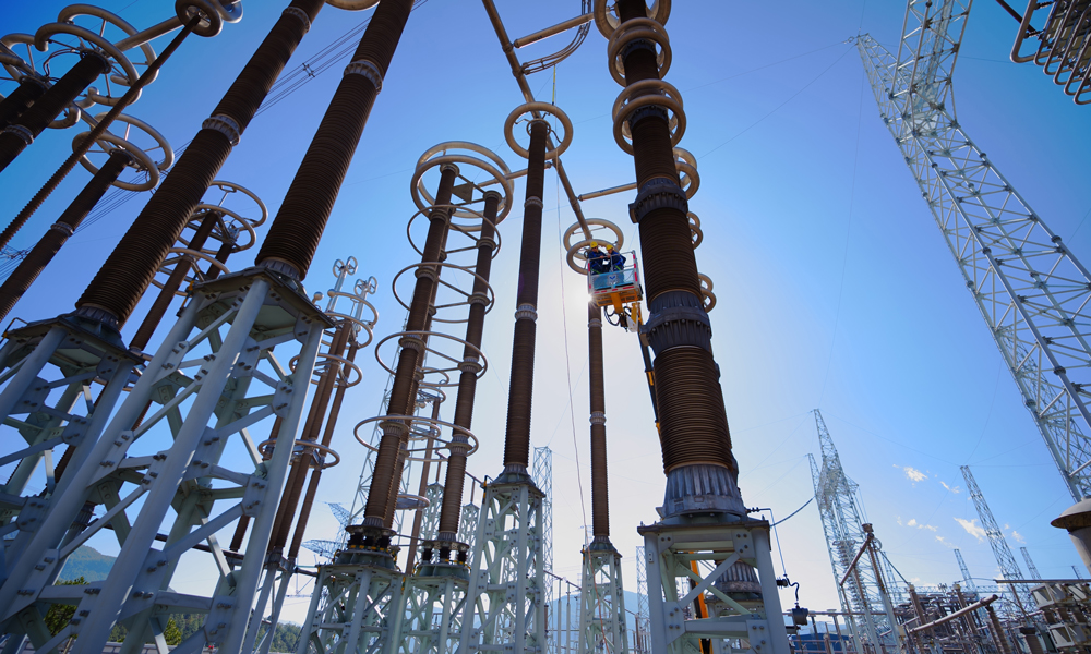 南方電網(wǎng)超高壓公司大理局運維人員在極1直流線路F5避雷器靠出線側(cè)裝設(shè)500千伏接地線。