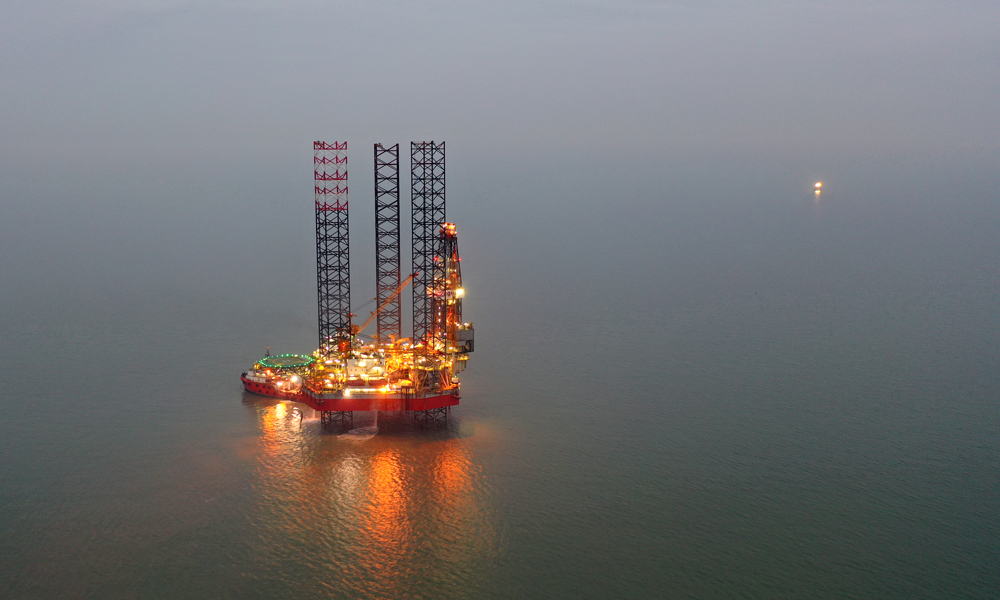 寒冬臘月，雪花飛舞，朔風凜冽，透骨奇寒。這是一年中最冷的時候。但在渤海西南海域，凱旋一號鉆井平臺勘探現場，卻鉆機隆隆、人聲鼎沸，一派熱火朝天的作業景象。