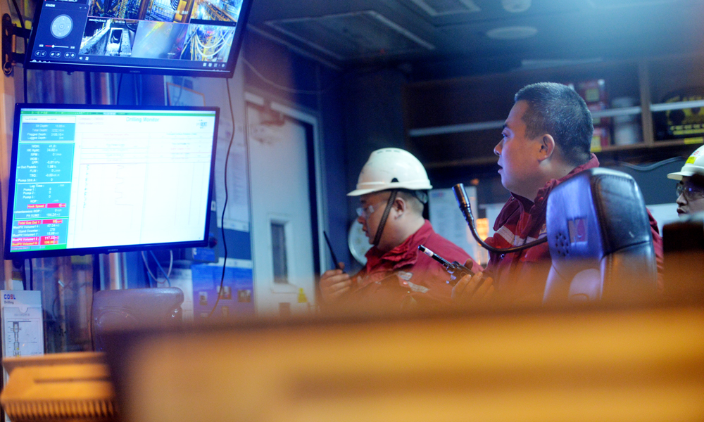 中國海油工作人正忙著打一口高溫高壓探井。這也是近年來渤海油田風險最大的一口探井，預測地層壓力高壓系數超過以往，地層孔隙壓力相當于690個標準大氣壓。有限天津分公司工程技術作業中心高級總監表示，異常高壓主要由生烴造成，由于烴源巖大規模生成油氣，并集中埋藏在地下巖層中，壓力無法釋放，便形成了“高壓鍋”一般的存在。圖為鉆井隊長在司鉆房內關注鉆井參數變化。