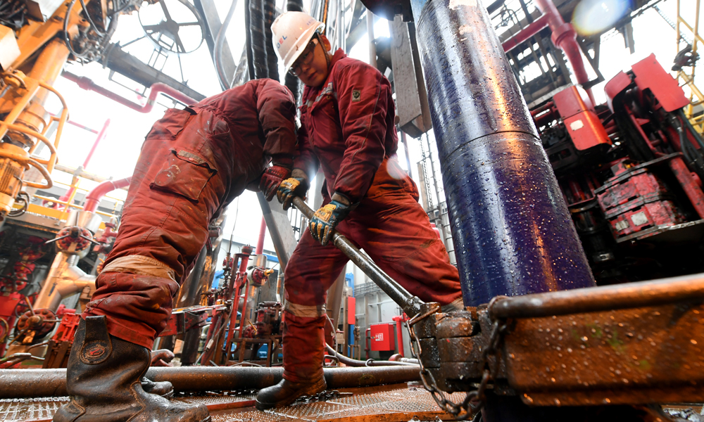 安全生產事故，千防勝于一治。在滴水成冰的作業現場，工作人員正在距離海面不到10米處的閥門器位置反復進行設備檢查，頻繁通過地質卡層分析、壓力監測、泥漿化驗、防噴器維保等舉措，確保在高壓井段，降低風險，提高作業安全系數，以“一萬”的努力防止“萬一”的發生。圖為在鉆臺上，工作人員合力上緊安全卡瓦。