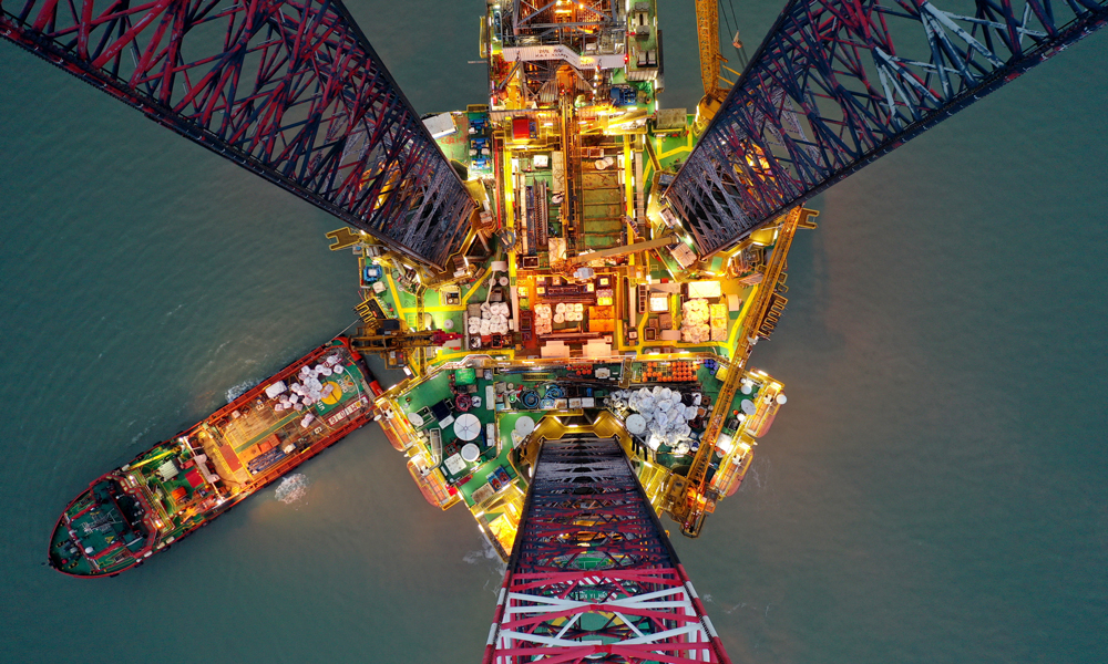 目前，探井項目組正充分利用歲末年初作業窗口，積極協調鉆機資源，壓茬推進井位部署，落實重點技術方案，推動多口重點井、難度井持續上鉆。預計2月中旬探井上鉆井位逐步增加至9到11個，屆時渤海油田大規模勘探將全面鋪開，為保障渤海油田2024年勘探發現開門紅創造充足條件。