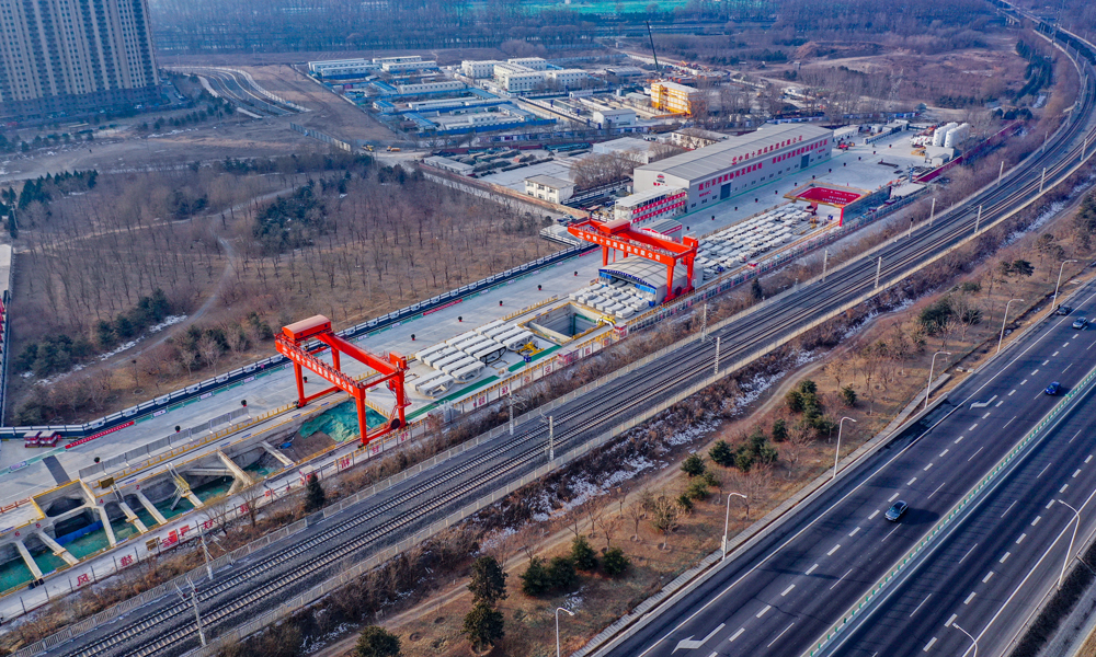 春節(jié)期間，由中國鐵建所屬中鐵十四局承建的京唐城際鐵路運潮減河隧道正常掘進。該隧道是北京地區(qū)目前直徑最大的高鐵隧道，使用直徑13.3米盾構(gòu)機“京通號”開挖。中鐵十四局京唐城際鐵路八標(biāo)項目的200名建設(shè)者堅守崗位，與這臺總長約138米、總重量約3200噸的“巨無霸”一起跨年。圖為京唐城際鐵路項目航拍。