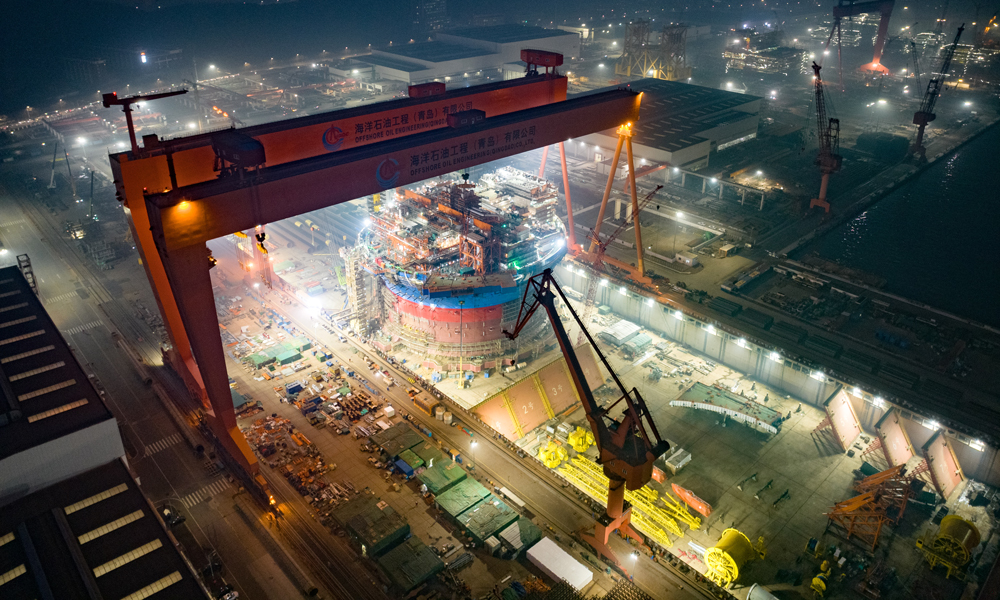 海油工程青島場地燈火通明，近700名工程建設者堅守在項目現場保障施工進度。張立忠 攝