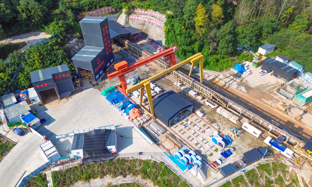 近日，中鐵十二局參建的引漢濟渭二期工程少陵塬隧洞總掘進里程突破2000米大關。少陵塬隧洞位于潏河和浐河之間，全長8625米，目前盾構機正在穿越水砂層。引漢濟渭二期工程建成后將解決西安、咸陽、渭南、楊凌4個重點城市以及沿渭11個中小城市、西安涇渭工業園區和渭北工業區的工業和生活用水問題，受益人口1411萬人。