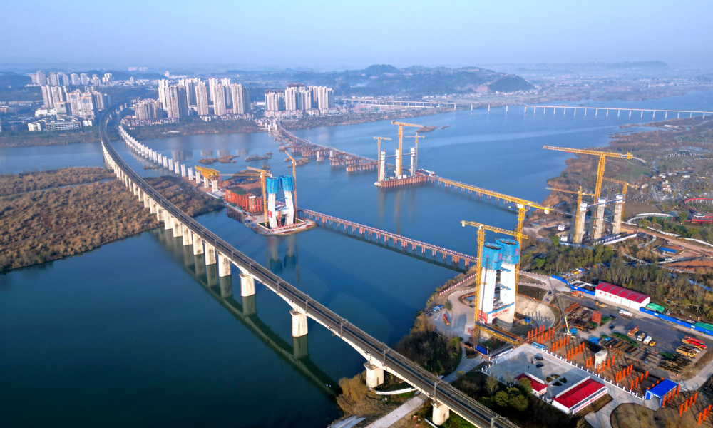 圖為中鐵十七局參與建設的“西南第一橋”——成達萬高速鐵路涪江特大橋。目前，主橋中塔柱施工和主橋邊跨現澆支架搭設正在全面推進，建設團隊對主塔高空作業安全設備進行專項檢查，同時創新應用工藝工法，搭建智慧工地平臺，高質量、高效率加快進度，全力打造精品工程和綠色工程。項目建成后將實現350萬遂寧人民進入“高鐵時代”的愿望，助力成渝地區雙城經濟圈建設。