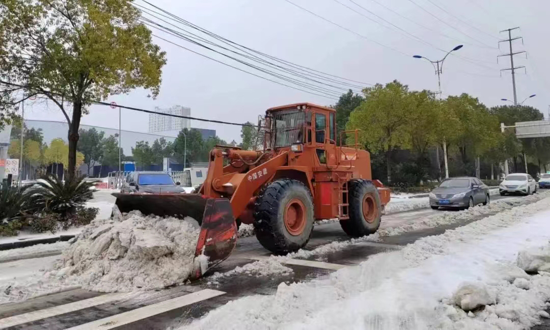 2月22日，武漢市江夏區氣象臺發布暴雪橙色預警信號，江夏大道降雪量將達20毫米以上，伴有凍雨積雪，致災風險高，道路通行困難。根據江夏應急局調度，中國安能三局武漢基地迅速響應，出動80人，攜帶裝備車輛7臺，前往江夏大道附近除雪，參與駐地低溫雨雪冰凍災害除雪救援任務，保障出行通道完全打通，最大限度減少路面積雪給車輛、行人帶來的不便。