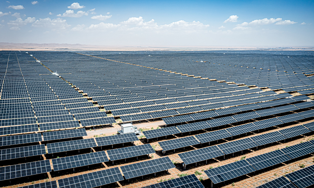 在廣袤荒涼的騰格里沙漠東南腹地的沙海中，泛著藍色光澤的光伏板如海浪般綿延不絕，光伏板間草木生長、綠意喜人。坐落在寧夏中衛的國家能源集團龍源電力寧夏騰格里沙漠新能源基地一期1吉瓦光伏發電項目，是全國首批首個“沙戈荒”新能源基地建成項目，也是“西電東送”核心電源工程，通過“板上發電、板間種植、板下修復”的模式，探索“新能源建設+沙戈荒生態系統保護與修復”的新路徑，在大漠荒原鋪展開一幅壯美的綠色生態畫卷。