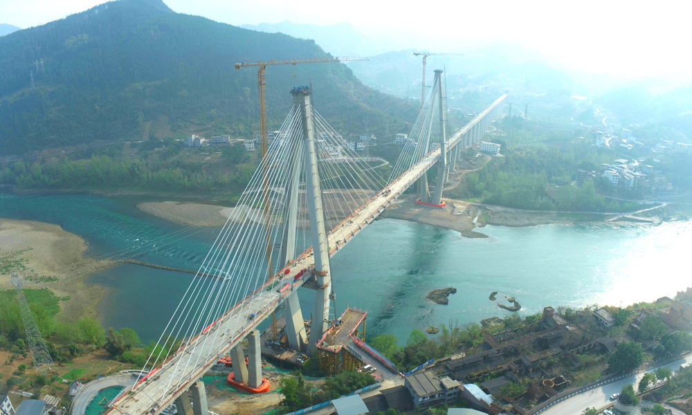 近日，隨著最后一對預應力鋼束張拉至設計張拉力，中國中鐵旗下中鐵大橋局承建的渝湘高鐵太子坪烏江大橋主橋預應力全部張拉完成，即將進入全橋調索階段。太子坪烏江大橋是渝湘高鐵重慶至黔江段重難點工程，全長2313.85米，主橋長562.2米，為主跨300米無砟軌道斜拉橋。與此同時，渝湘高鐵另兩座重難點工程黃草烏江雙線大橋、清水坪烏江大橋施工進入了最后的沖刺階段。