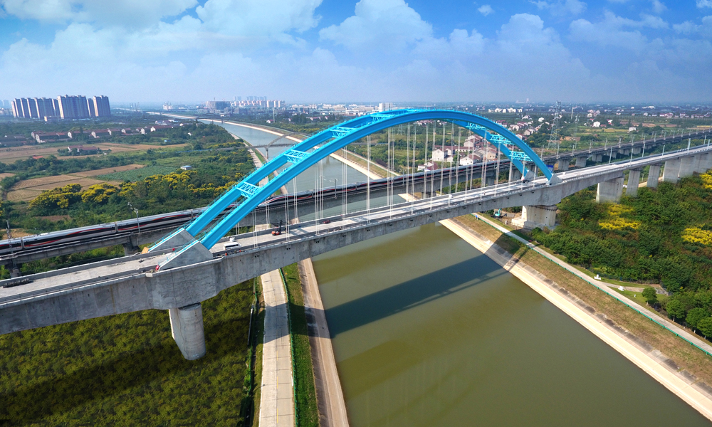 荊荊高鐵自荊門西站起，途經荊門、沙洋、荊州等縣（市），終點與荊州站接軌，全長77.6公里，設計時速350公里。中鐵十二局承擔了線路343孔箱梁架設以及全線151.18公里的鋪軌任務。圖為荊荊高鐵漢江運河特大橋。