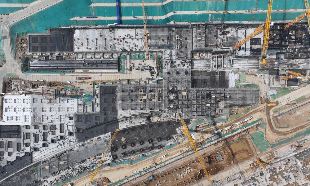 近日，在位于雄安新區啟動區的雄忻高鐵雄安地下段及相關配套工程四標段建設現場，中國建筑旗下上千名建設者奮戰一線，確保工程按照施工節點有序推進。據了解，該標段是雄安城際站的重要組成部分，目前正在進行主體結構施工。