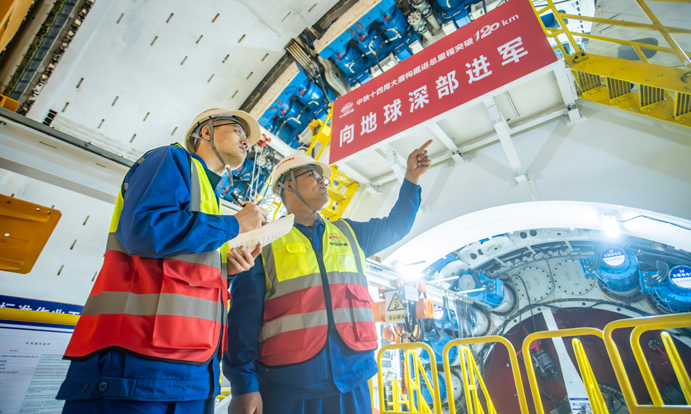 甬州鐵路建成運(yùn)營(yíng)后，將結(jié)束舟山群島不通鐵路的歷史，標(biāo)志著長(zhǎng)三角唯一不通高鐵的地級(jí)市跨進(jìn)高鐵時(shí)代，對(duì)實(shí)現(xiàn)寧波舟山同城化，加快兩地融入“一帶一路”和長(zhǎng)江經(jīng)濟(jì)帶，促進(jìn)長(zhǎng)三角一體化發(fā)展等具有重要意義。圖為技術(shù)人員正在檢查設(shè)備運(yùn)行情況。