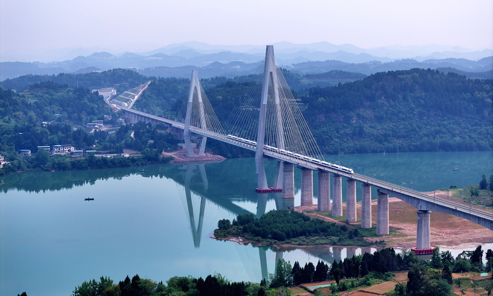 5月21日8時25分，隨著55852次試驗動車組從南充北站緩緩駛出，這標志著由中國鐵建旗下鐵五院總體設計，中鐵十二局、中鐵十八局、中鐵二十一局、鐵四院參與建設的新建漢中至巴中至南充鐵路南充至巴中段（以下簡稱：巴南高鐵），正式進入運行試驗階段。圖為列車通巴南高鐵嘉陵江大橋。