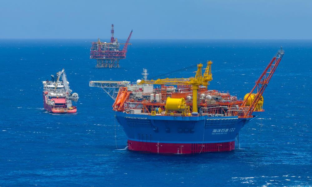 據(jù)悉，在距“海葵一號(hào)”2.5公里處，亞洲第一深水導(dǎo)管架平臺(tái)“海基二號(hào)”也在日前完成全部安裝作業(yè)，刷新海上原油生產(chǎn)平臺(tái)高度和重量?jī)身?xiàng)亞洲紀(jì)錄。“海基二號(hào)”總高度達(dá)428米，總重量超5萬(wàn)噸，共設(shè)生產(chǎn)井24口，搭載了原油工藝和外輸系統(tǒng)、生產(chǎn)水處理系統(tǒng)及電力供應(yīng)系統(tǒng)等300余套設(shè)備，可實(shí)現(xiàn)遠(yuǎn)程水下井口控制、智能油氣開(kāi)采、臺(tái)風(fēng)生產(chǎn)模式等功能。圖為“海葵一號(hào)”完成回接后與“海基二號(hào)”導(dǎo)管架平臺(tái)同時(shí)矗立在流花油田，進(jìn)行下一步調(diào)試工作。