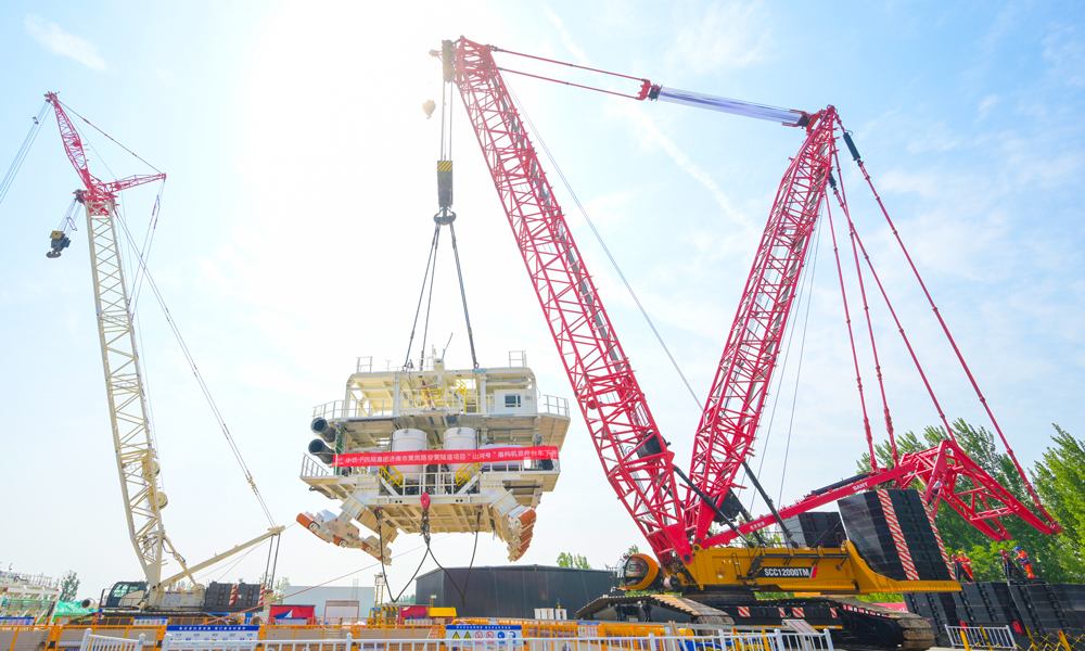 6月11日，由中國鐵建所屬的中鐵十四局承建的濟(jì)南市黃崗路穿黃隧道項目“山河號”盾構(gòu)機(jī)首件開始吊裝下井，拉開了全球在建最大直徑泥水盾構(gòu)機(jī)下井組裝的序幕，為盾構(gòu)機(jī)始發(fā)掘進(jìn)重大節(jié)點(diǎn)目標(biāo)的實現(xiàn)奠定了基礎(chǔ)。圖為吊裝作業(yè)現(xiàn)場。