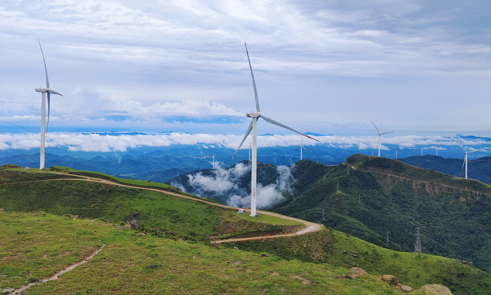中國節(jié)能著力提升電力增量供給能力。在廣西壯族自治區(qū)，中國節(jié)能風(fēng)電公司共計(jì)318兆瓦在建項(xiàng)目齊頭并進(jìn)，將于近期完成全部風(fēng)機(jī)并網(wǎng)，預(yù)計(jì)每年可提供清潔電能近7億千瓦，在這個(gè)夏天為地方再添清潔能源動(dòng)力。