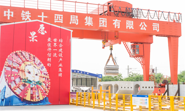 京唐城際鐵路是服務于環渤海及京津冀地區的一條重要城際高速鐵路，線路起自北京城市副中心綜合交通樞紐站，終至河北省唐山市既有唐山站，線路全長約148.7公里，設計最高時速350公里。其中，京唐城際鐵路燕郊至唐山段已于2022年12月30日開通運營；二期工程北京副中心段目前正在加速推進。圖為隧道管片吊運現場。