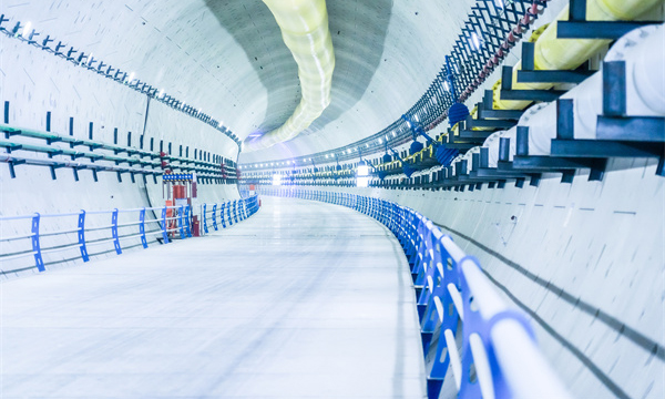 京唐城際鐵路運潮減河隧道長1.3公里，國產超大泥水平衡盾構機“京通號”開挖直徑達13.3米，是目前北京地區直徑最大的高鐵盾構隧道。施工中，“京通號”盾構機穿越高密實的中砂地層，掘進線路北側鄰近既有京哈鐵路線，最近水平距離僅為19米，京哈鐵路線平均每5至15分鐘就有一輛列車經過，施工難度和技術要求極高。圖為成型后的隧道內景。