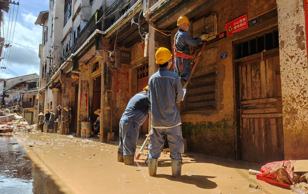6月20日，南方電網廣東梅州梅縣供電局松源供電所營銷服務班深入古鎮更換水浸電表。