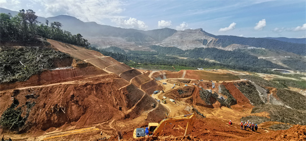 近年來，中國鐵建推進“一帶一路”項目建設，為推動構建人類命運共同體貢獻中企力量。米拉多銅礦是共建“一帶一路”倡議在南美洲的標志性項目，是厄瓜多爾第一座大型固體礦山，也是厄瓜多爾規模最大的露天銅礦，被厄瓜多爾列為國家戰略項目。目前，中鐵十四局礦山項目排土場截排水系統及酸性水庫2#沉淀池工程在加緊建設中。該項目為當地培養了一大批優秀的礦業人才，為400多人提供了工作崗位。