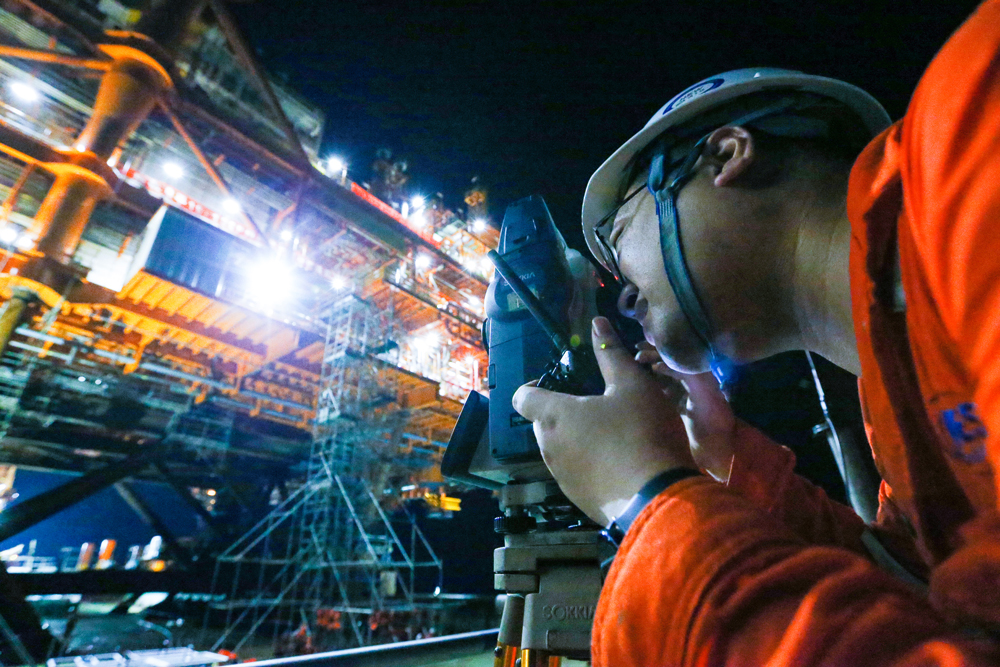 據了解，西江油田距深圳東南150公里至175公里，投產30年來累計生產原油超過1億立方米。西江30-2B平臺是該油田第7座海上生產設施，正式投用后將推動油田年產量突破300萬噸，為粵港澳大灣區能源供應注入新動力。圖為工作人員在西江30-2B平臺安裝現場作業。