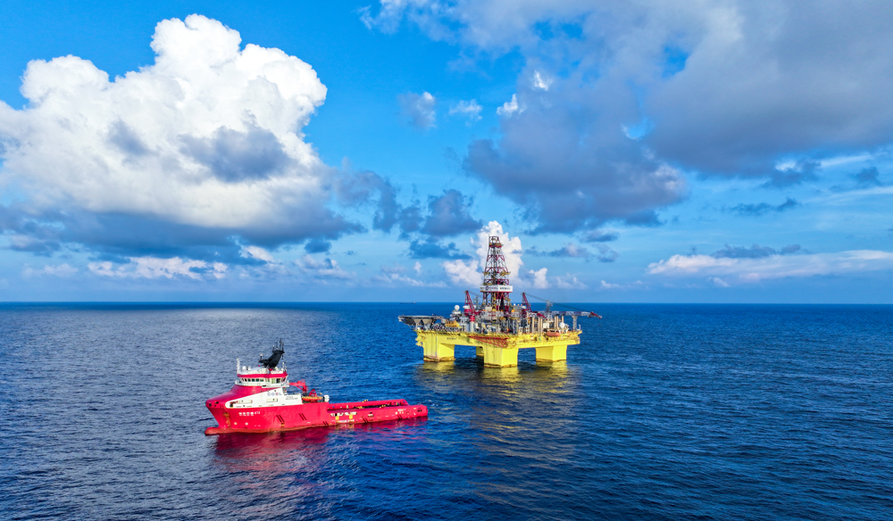 “海洋石油982”鉆井平臺進行現場作業。