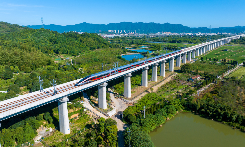 近日，首趟試運行列車G55701次從桐廬東站開出，沿著新建杭州至溫州高速鐵路（以下簡稱杭溫高鐵）駛向溫州北站方向進行列車運行圖參數測試，標志著中國鐵建所屬鐵四院設計，中鐵十一局、中鐵十二局、中鐵二十二局、中鐵二十四局、中鐵建設共同參與建設的杭溫高鐵建設進入試運行階段，全線開通運營進入倒計時。圖為試運行列車行駛在杭溫高鐵上。
